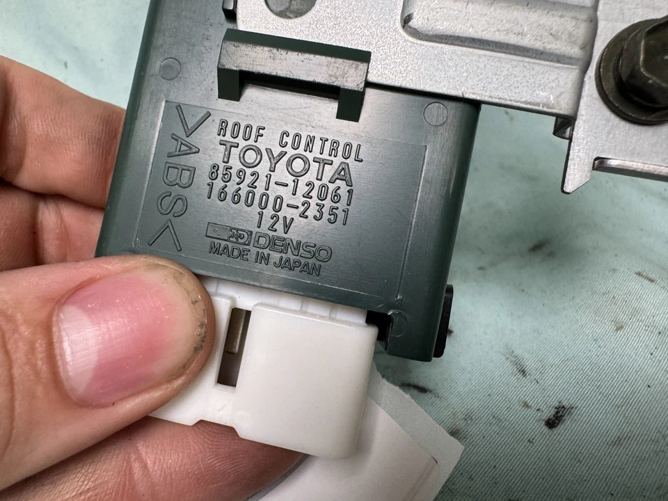 1998-1999 Toyota Avalon Sunroof Relay sliding sunroof module 85921-12061 OEM - Image 2 of 4