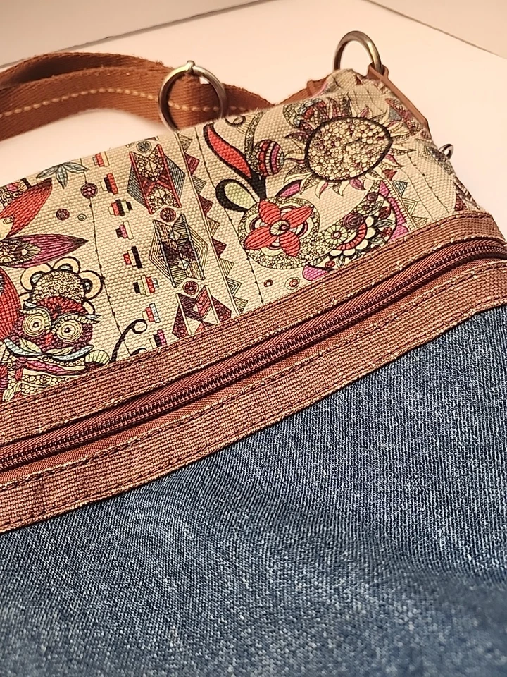 Bolsa tiracolo Sakroots The Sak tema coruja denim bolso frontal com zíper ajustável - Imagem 3 de 4