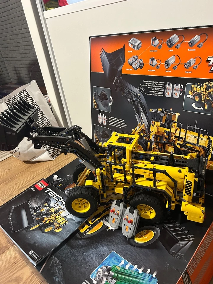LEGO Technic Volvo L350F Chargeuse sur Pneus avec Télécommande (42030) - Photo 2/3