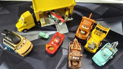 Disney Pixar Cars Spielzeugautos Sammlung, Gelber LKW Transporter Werkstatt
