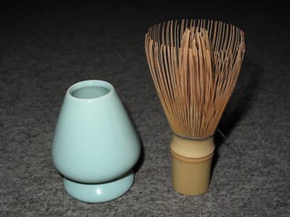 Chasentate Matcha Besenhalter grünliche Glasur mit Chasen