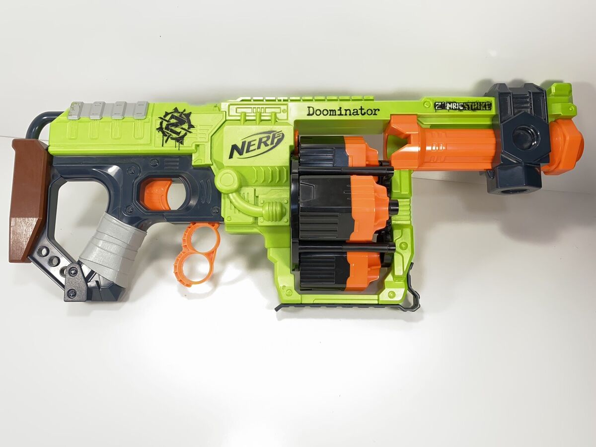 Nerf doominator zombie strike metralhadora - original e super conservada em  perfeito estado.