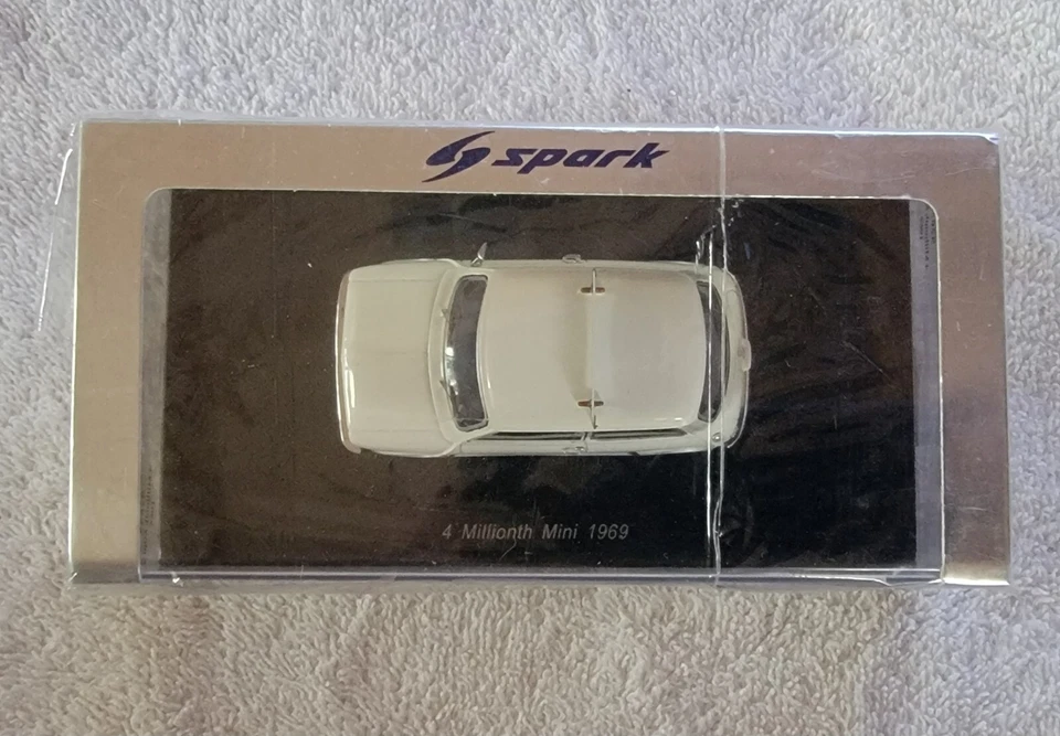 Spark 1969 Mini 1275 GT 4 Millionth Mini White Boxed & Sealed - Image 2 of 4