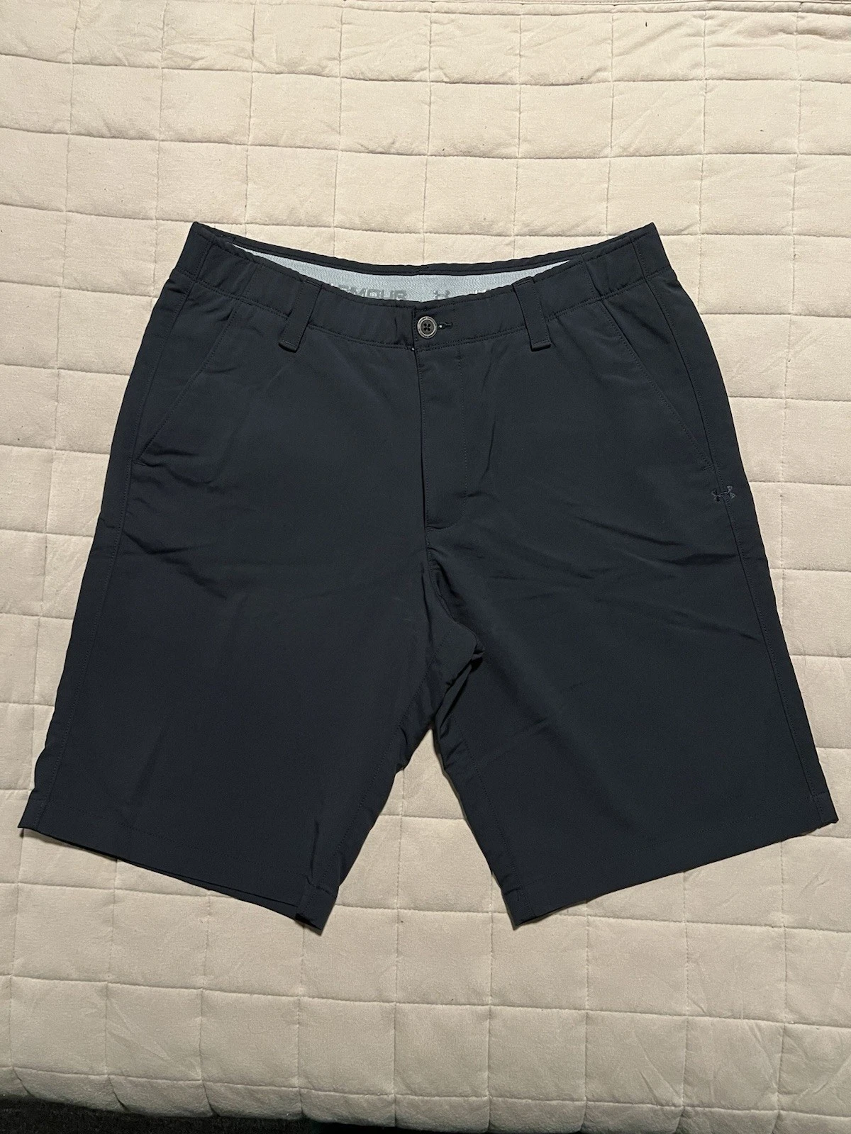 Under Armour Men’s Black Chino Shorts Loose Fit Lightweight Sz 34 Preppy Classic