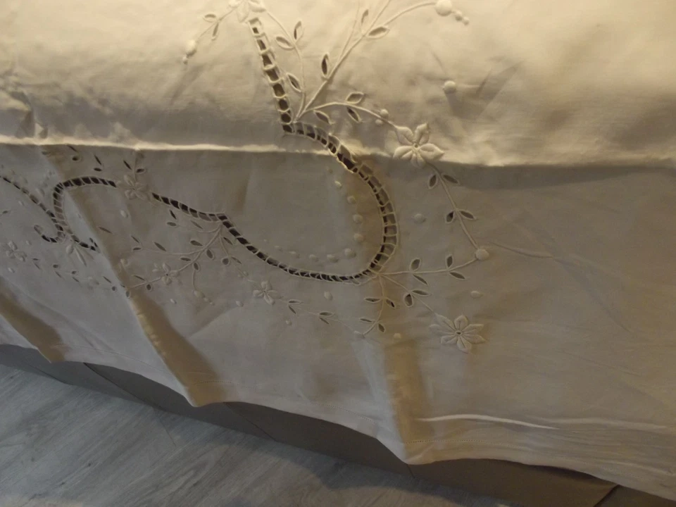 Ancienne Nappe richement brodée main fil de lin monogrammée linge de maison - Photo 2/4