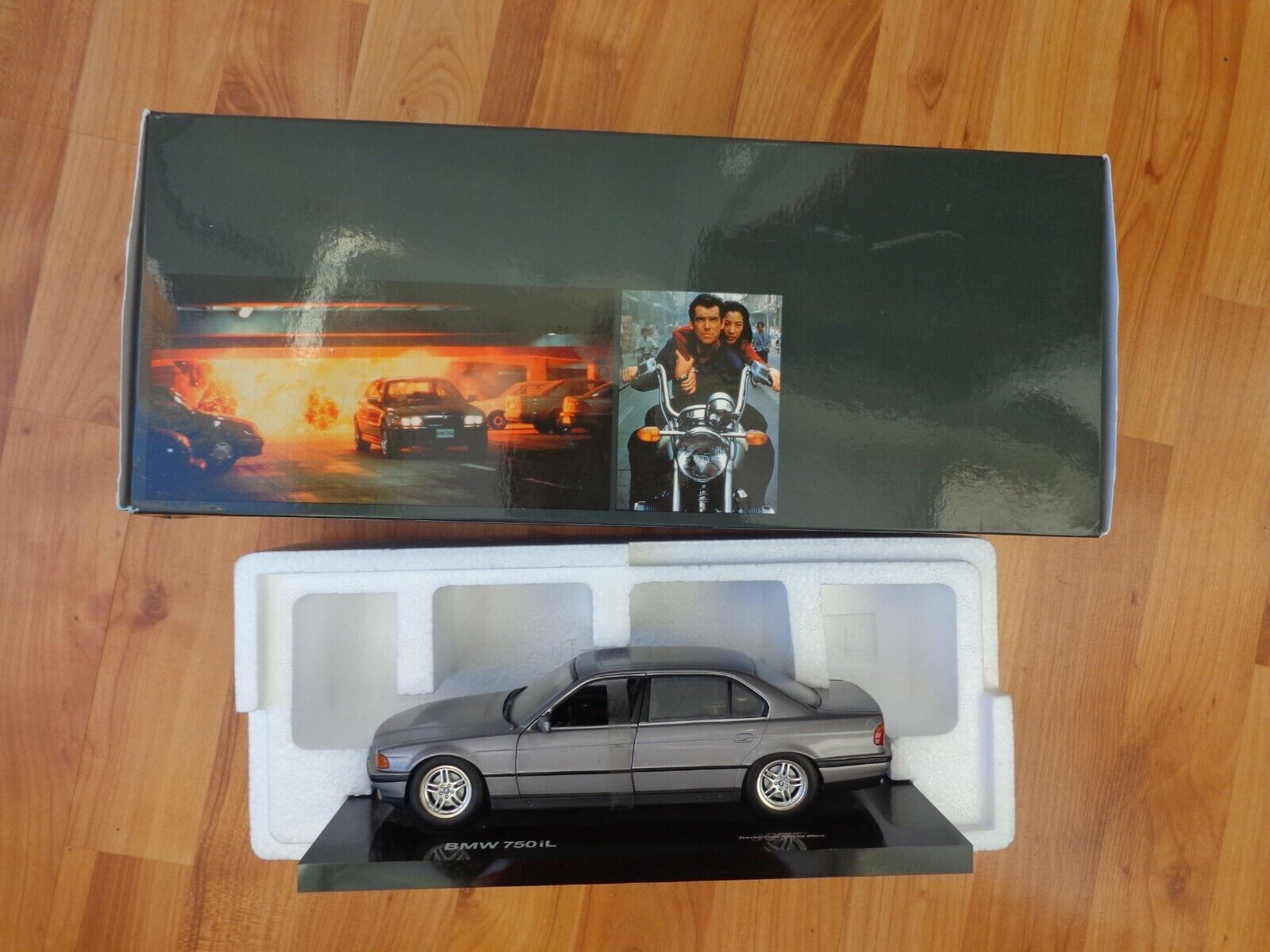 MINICHAMPS 1/24 BMW 750IL TOMORROW NEVER DIES JAMES BOND 007 DEALER EDITION  CAR