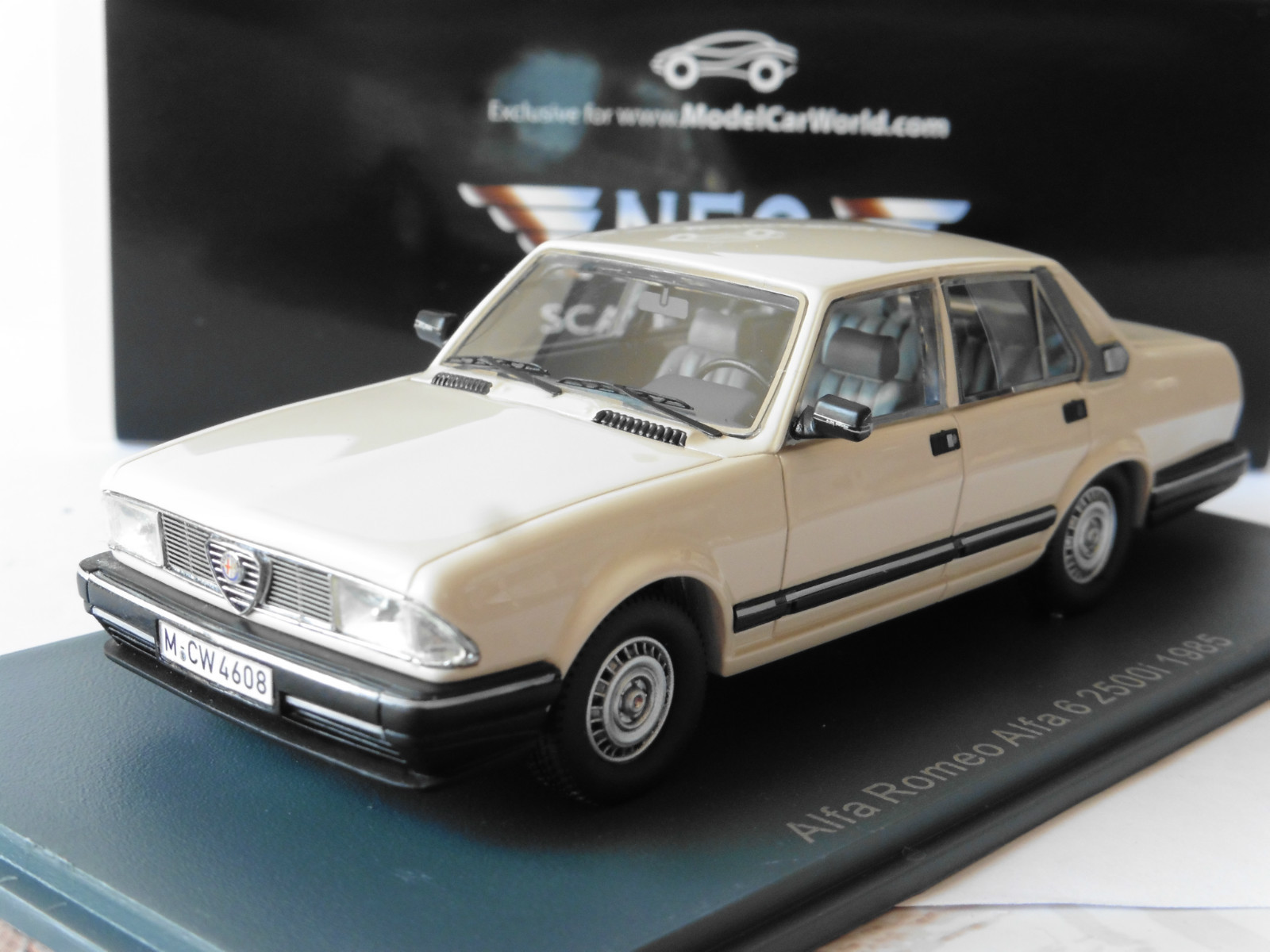 Cadeau collectionneur : Alfa Romeo 6 2500i 1985 NEO 1/43 blanche LHD