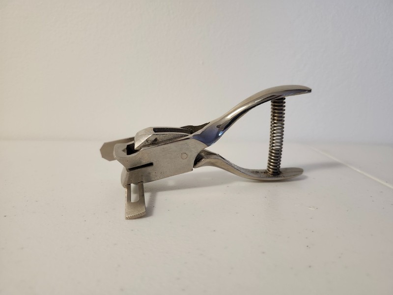 Heavy Duty ID Badge Hand Held Adjustable Slot Hole Punch Metal 3943-1010