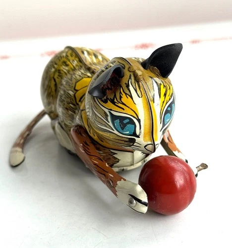 Vintage Tin wind-up Toy, Cat with Ball and flipping tail, Works. MARX USA