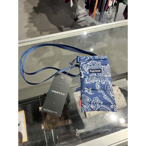 Pochette Supreme Puffer Neck bleu cachemire FW22 neuve avec étiquettes
