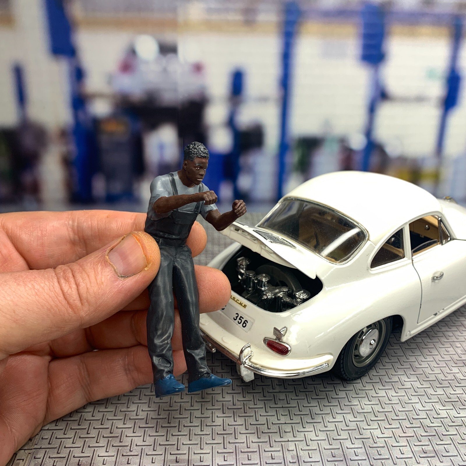 1:18 scale Diorama Garage car service engine mechanic
