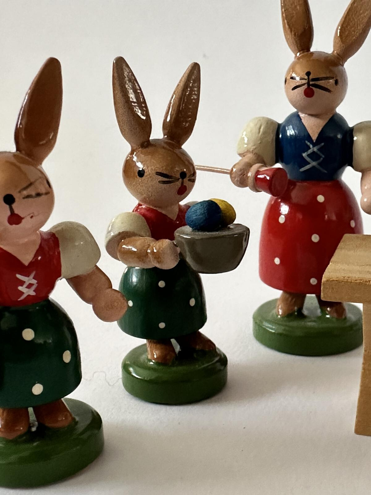 spielzeug hasenfamilie Erzgebirge ESCO HASENFAMILIE BEMALT OSTEREIER, Holz, 8 Teile, über 30