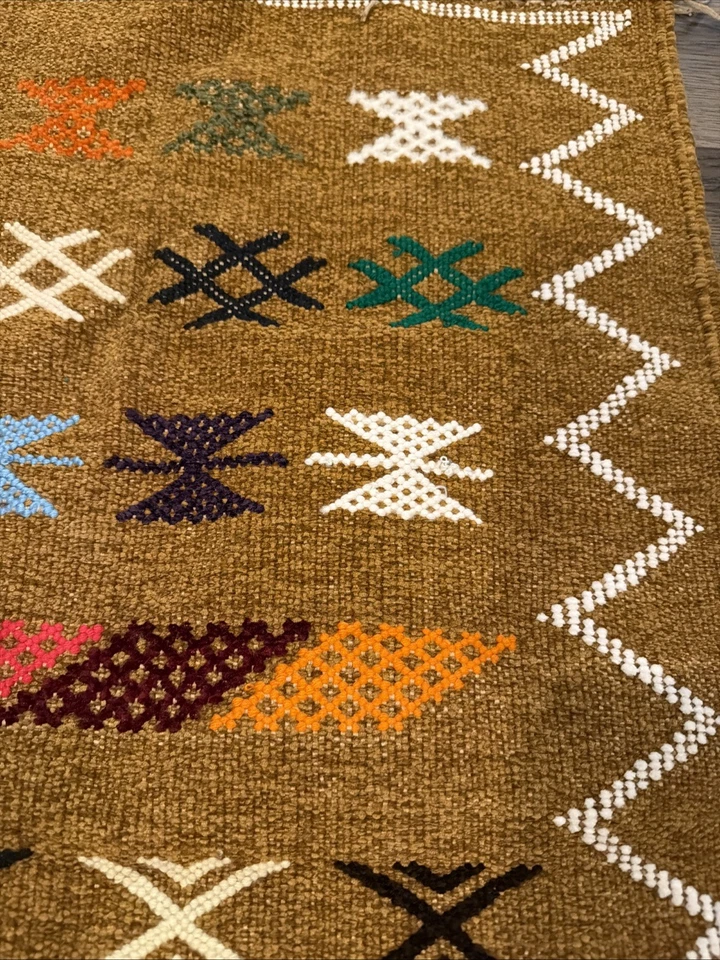 Alfombra tribal marroquí tejida a mano Foto 3 de 4