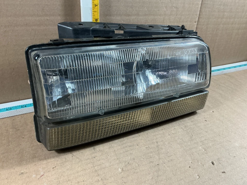 1992-1993 Buick LeSabre Right Passenger Side Headlight Assembly 16512560 OEM - Image 3 of 4