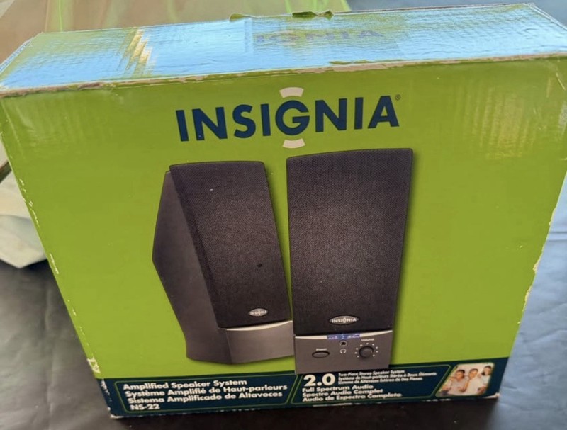 Insignia NS-22 2.0 Channel Amplified Wired Computer Speakers Black 3.5mm Jack