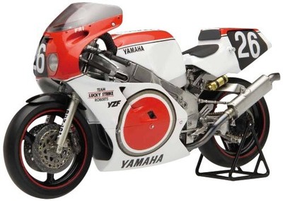Fujimi model 1/12 Yamaha YZF750 '87 Team Lucky Strike Roberts