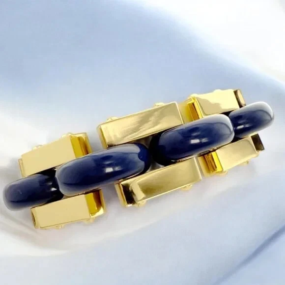 Pulsera Tory Burch Gruesa Declaración Tono Dorado con Incrustación de Esmalte Azul. Venta al por menor $299 Foto 4 de 4