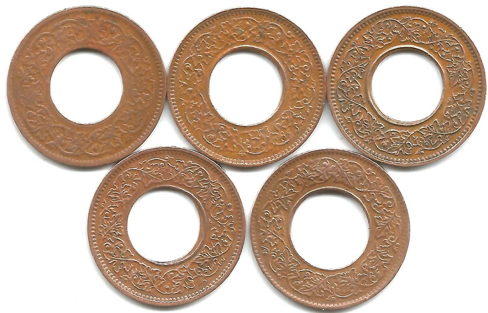 India Set of 1 Pice hole Coins for the years 1943, 44, 45, 47 and 44/45 (Lahore) - Image 2 of 2
