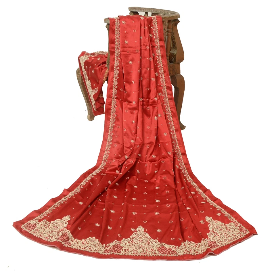 Estola envolvente con cuentas a mano de satén Dupatta de boda roja oscura de colección Sanskriti Foto 4 de 4