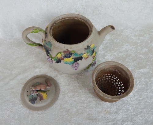 ANTIQUE JAPANESE BANKO TEAPOT MEIJI PERIOD POLYCHROME APPLIED SQUIRREL SIGNED - Picture 4 of 12