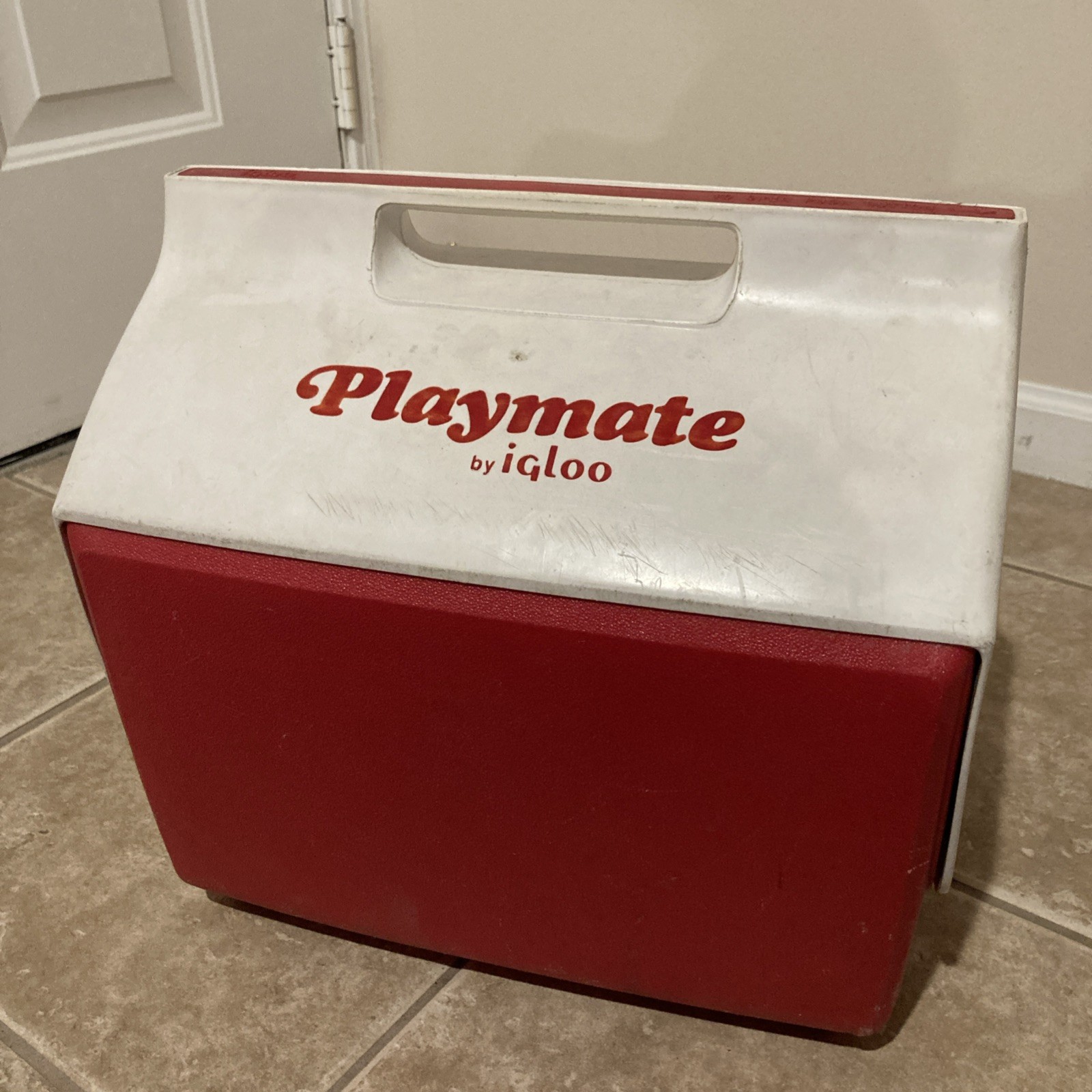 VTG 1984 Large Playmate by Igloo Cooler Red White Side Push Button 16 QT