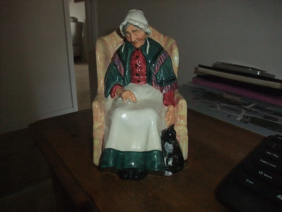Gorgeous Vintage Royal Doulton Figurine "Forty Winks" HN 1974 Copr 1945. - Image 1 of 4