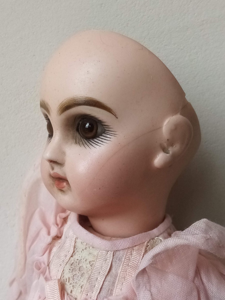 Petite poupée ancienne pour maison de poupée bouche fermée