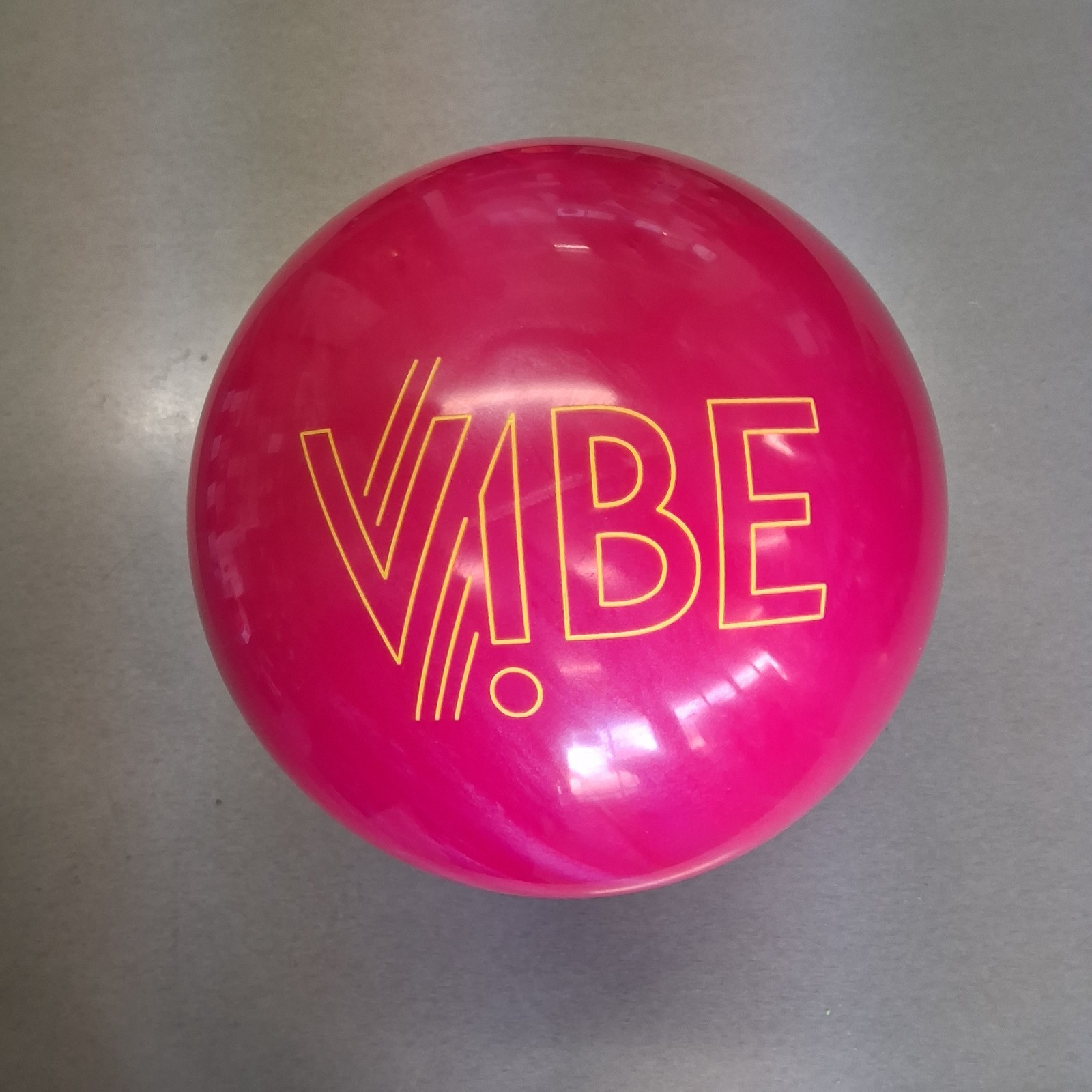 Hammer Bubblegum Vibe bowling ball 11 LB   new in box  #029