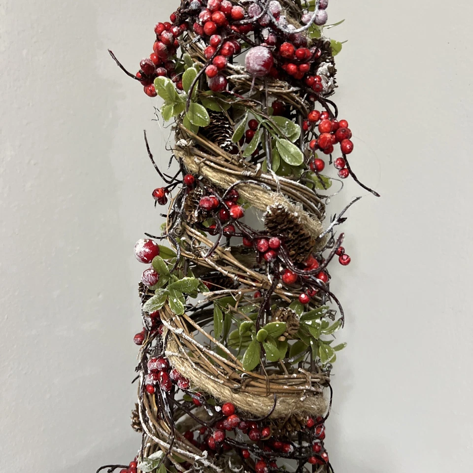 Árvore de Natal torcida com bagas e pinhas 24" - Imagem 3 de 4