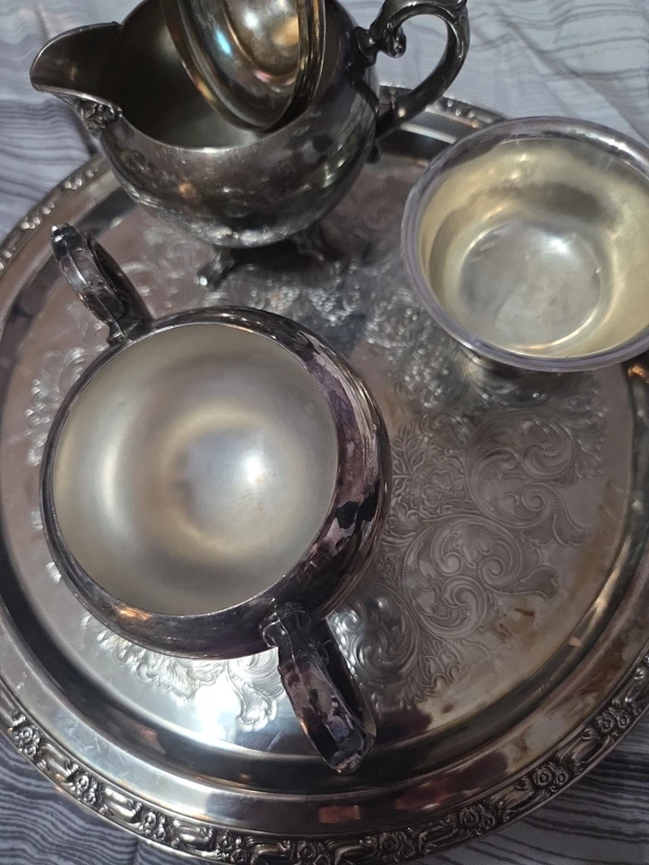 Teteras, tazón y bandeja plateados Foto 2 de 4