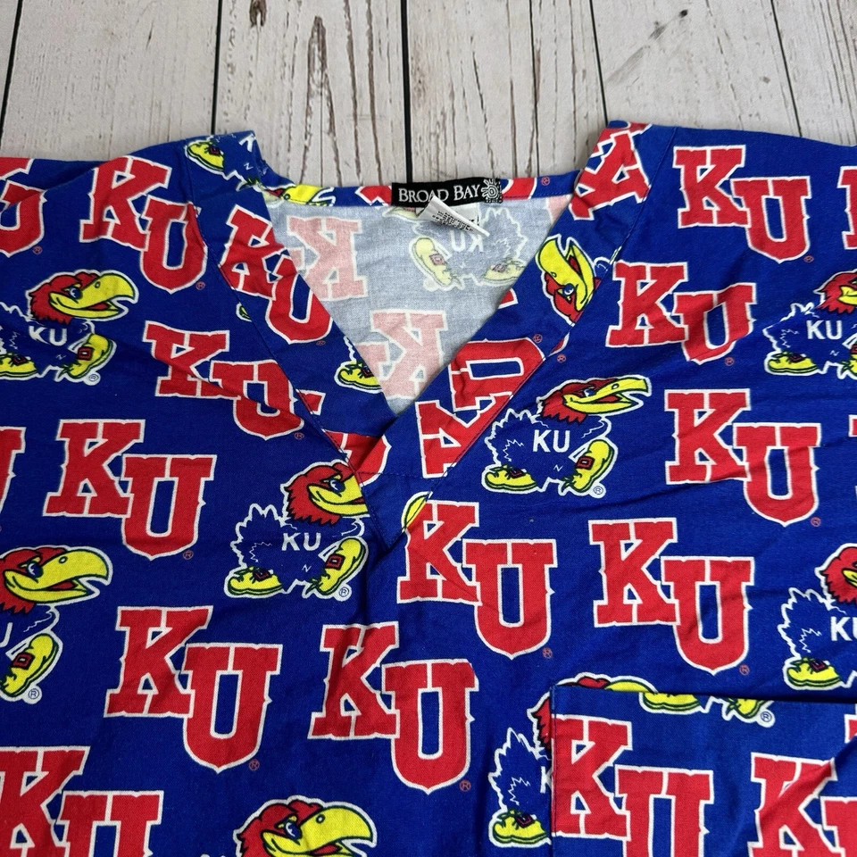 Blusa Médica Unisex Kansas University KU Jayhawks Talla Pequeña Estampado Completo Foto 2 de 4