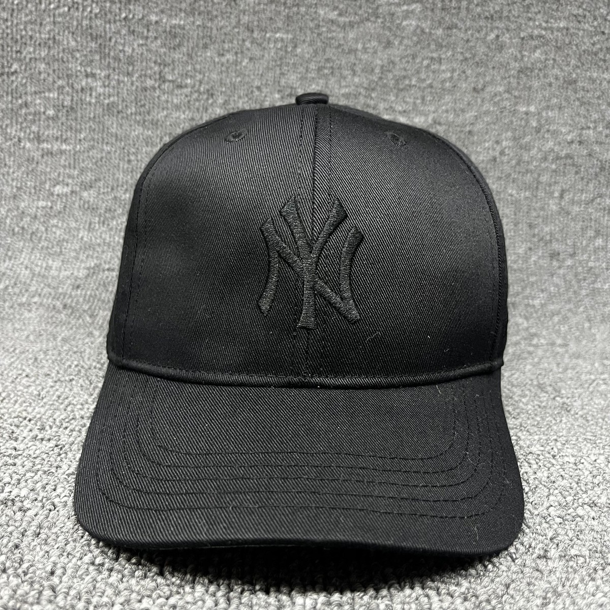 New York Yankees '47 MVP Snapback Hat Black on Black Tonal Logo Gray Underbrim