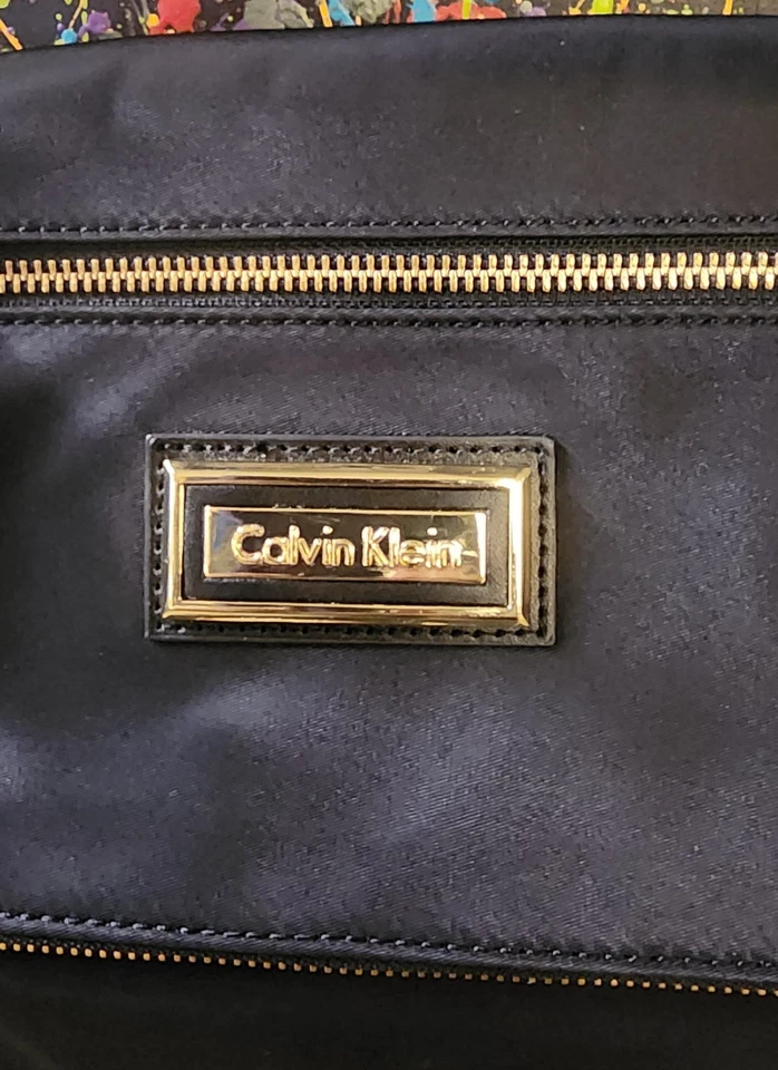 Cartera Bandolera Calvin Klein Negra Ajustable Cremallera Alrededor Cierre Magnético 12x8 Foto 2 de 4