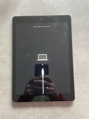 Apple iPad (6th Generation) Wi-Fi 32 GB MR7G2FD/A Silver