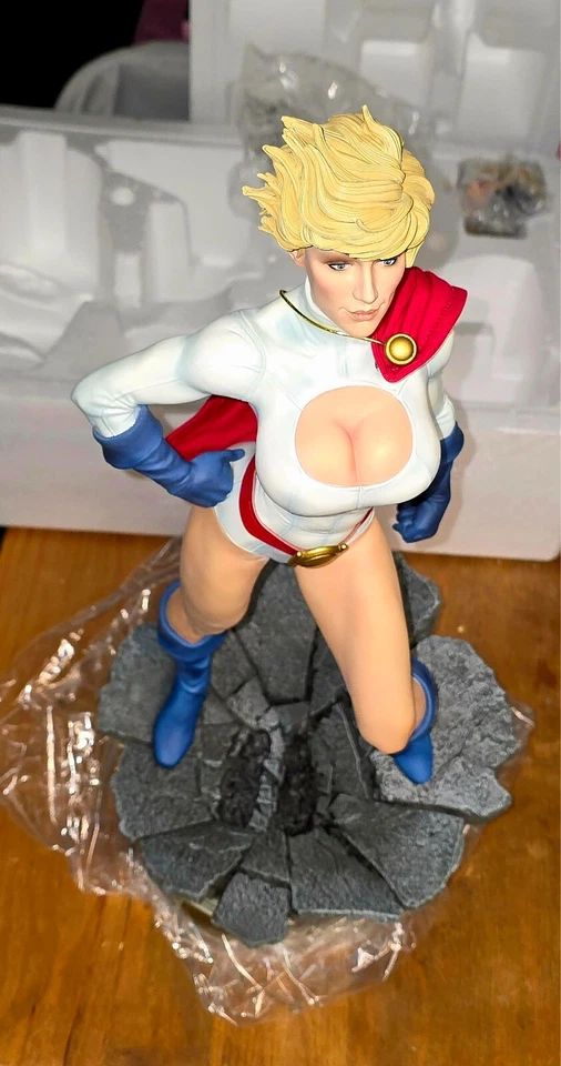 DC PowerGirl Sideshow Collectibles exclusive with twin portraits Foto 3 de 4