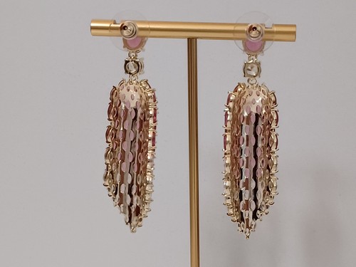 Boucles d'oreilles en plaqué or avec des zircon transparents et rouges - Foto 9 di 9