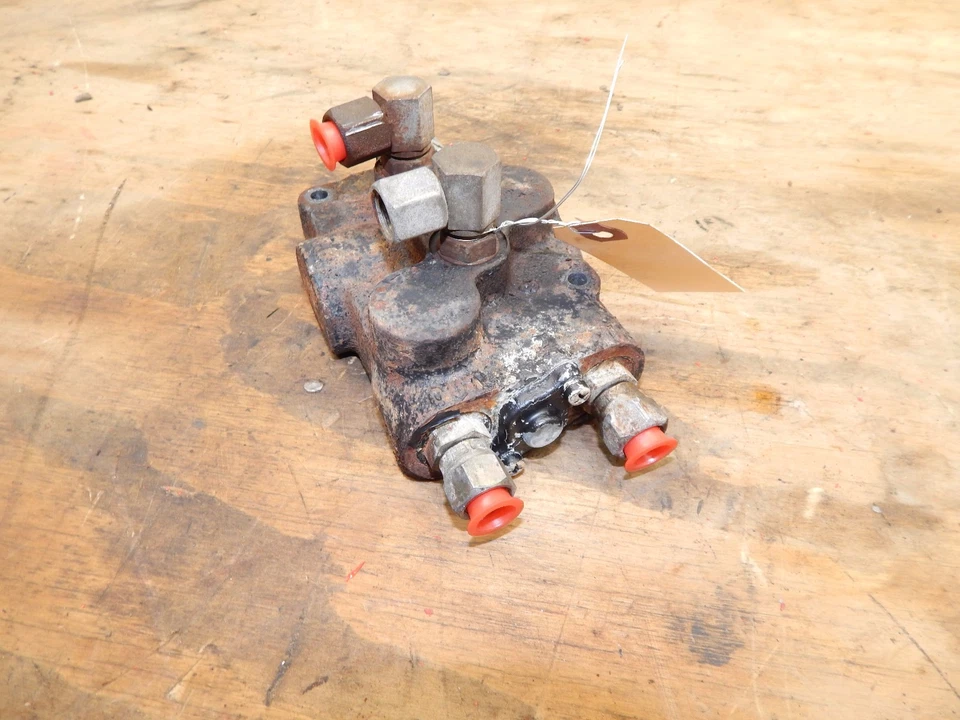 Válvula de elevación hidráulica para cortacésped Ford YT18H LB744391 Foto 3 de 4