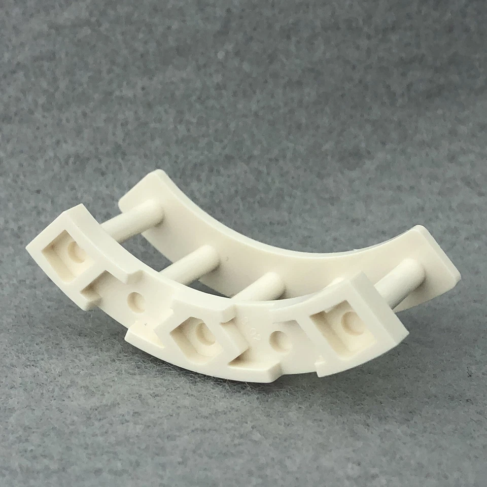 LEGO 21229 Valla Blanca 4 x 4 x 2 Cuartos Redonda Husurada con 3 Tachuelas (x1) Foto 2 de 2