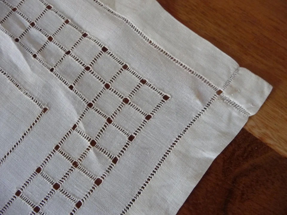 Linge ancien Mouchoir soie beige  avec  broderies de jours et LOUISE - Photo 4/4