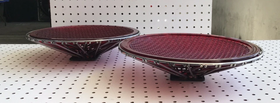 Par único de soportes de accesorios de exhibición de mesa industriales diseñados para mediados de siglo Foto 2 de 4