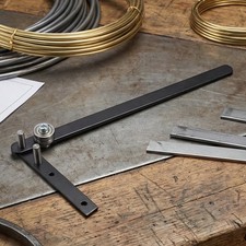 Attrezzo piegatrice manuale per uso banco da lavoro con corpo in acciaio temprat