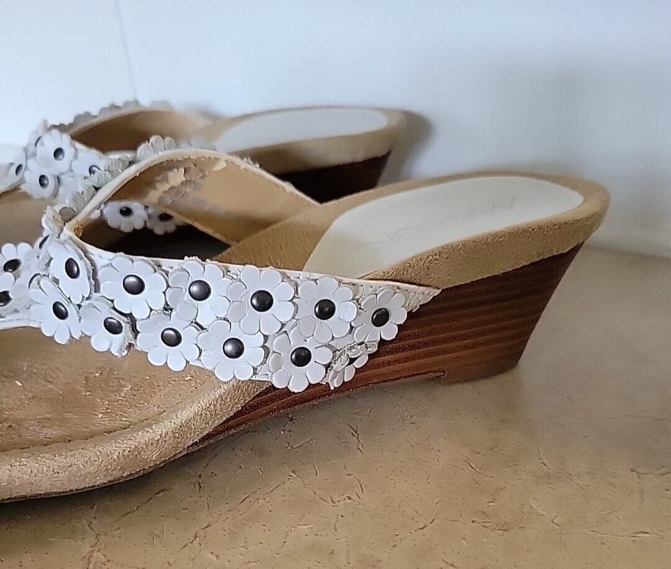 Sandalias Markon Talla 7 Blancas Usadas en Excelente Condición  Foto 2 de 4