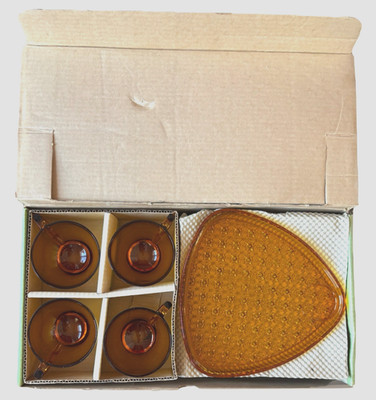 Vtg Daisy & Button Amber Glass Snack Sets 4 Plates 4 Cups Original Box Gold MCM
