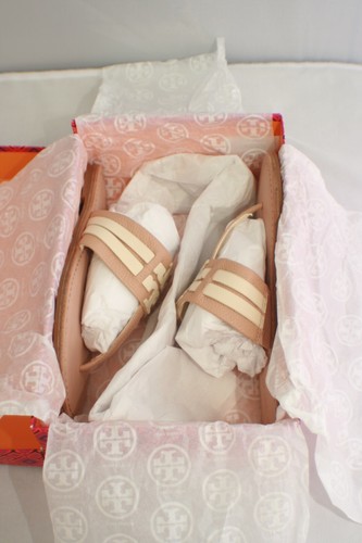 Tory Burch Leigh Tumbled Leather Thong Sandals Size 9 Cream #74443 05MM NIB New - Picture 8 of 9