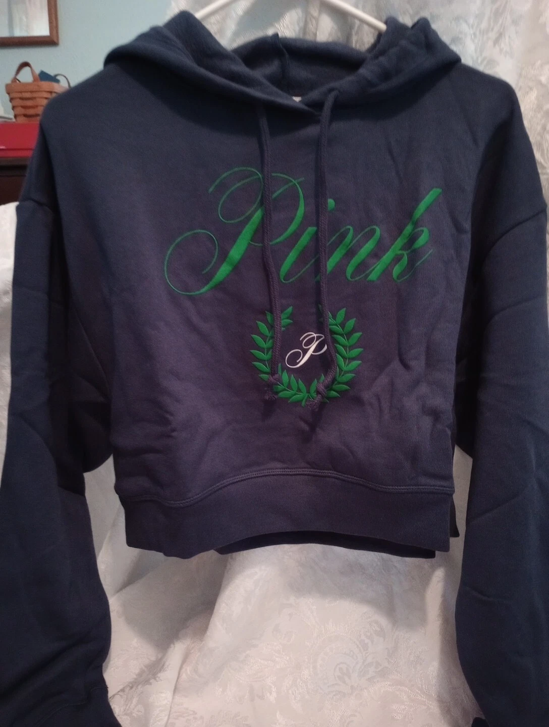 UNDERCOVER Nuova felpa con cappuccio Victoria's Secret rosa cropped blu navy nuovo stile taglia SM NUOVA CON ETICHETTE