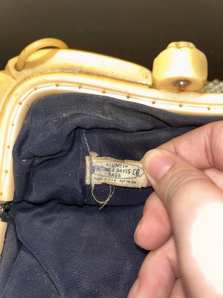 Bolso de mano Whiting & Davis de malla esmaltada marfil con cadena y marco de baquelita, años 40 Foto 4 de 4