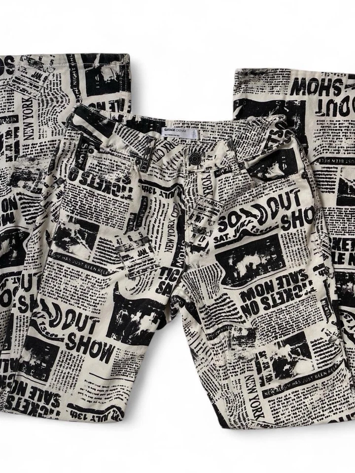 Pantalones de mezclilla acampanados de tiro bajo estampado de periódico Garage - Pantalones llamativos de la década de 2000 Y2K Foto 2 de 4