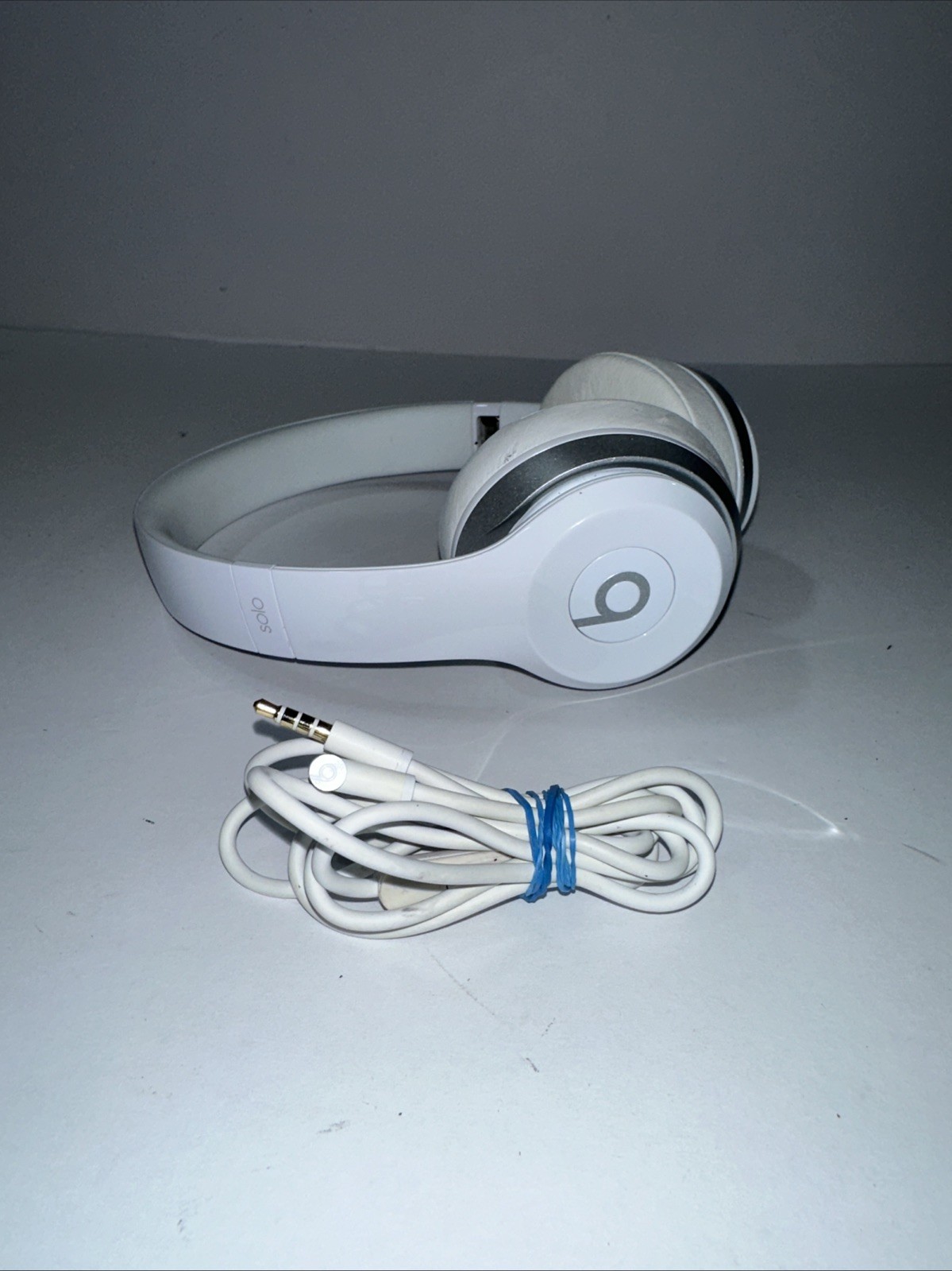 - Beats by Dr. Dre Solo2 Over Ear Headphones Wired-White  B0518