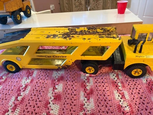 VINTAGE BLACK AND YELLOW MIGHTY TONKA CAR CARRIER