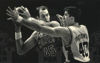 #ad 1991 Press Photo Randy Breuer Looks For Man As Frank Brickowski Applies Pressure $24.99